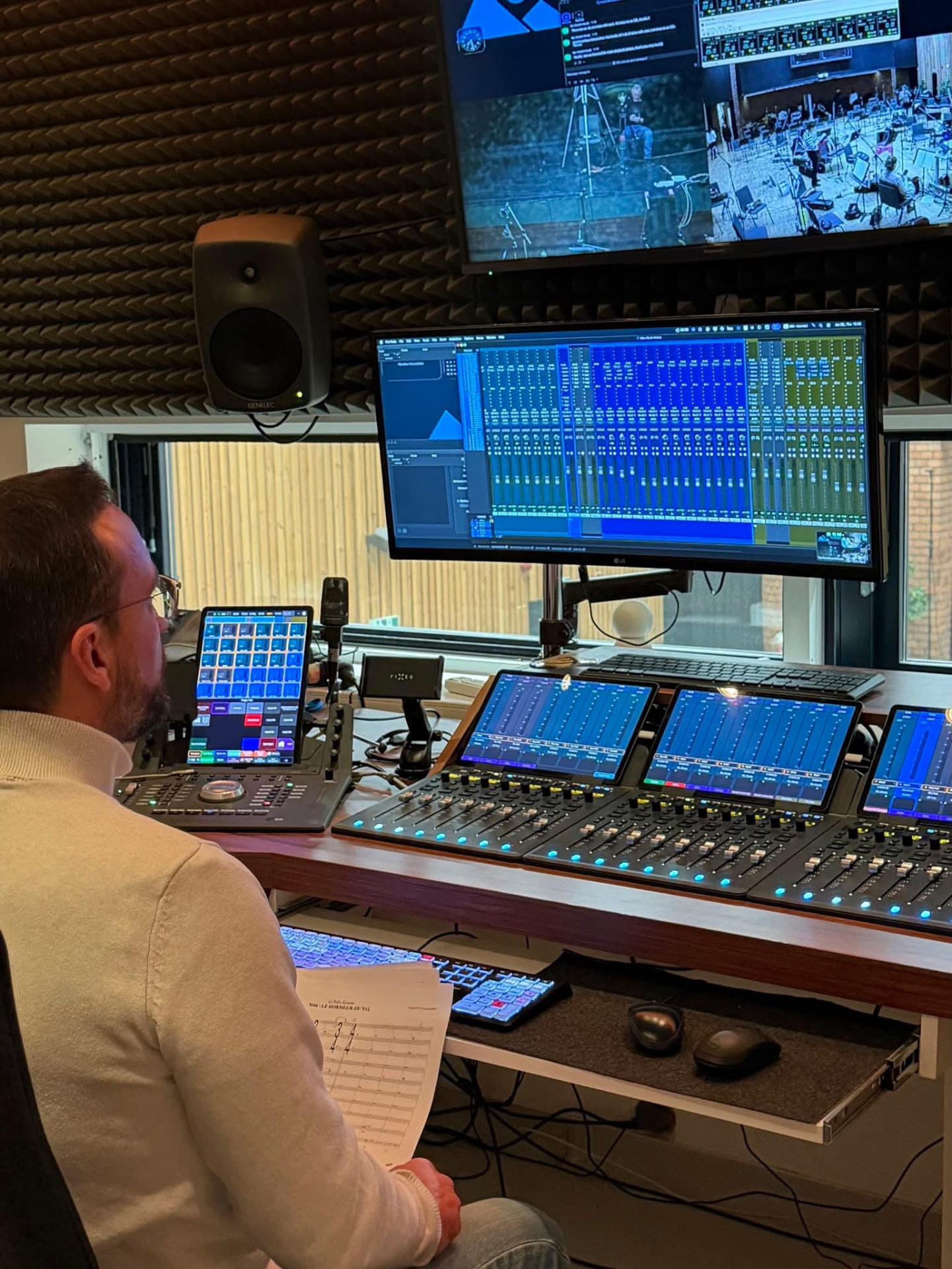 Thibaut Vuillermet dans son studio de composition